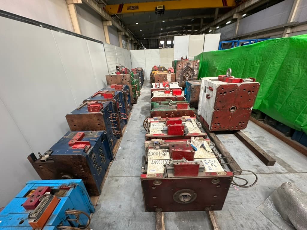 车间内待用的注塑模具