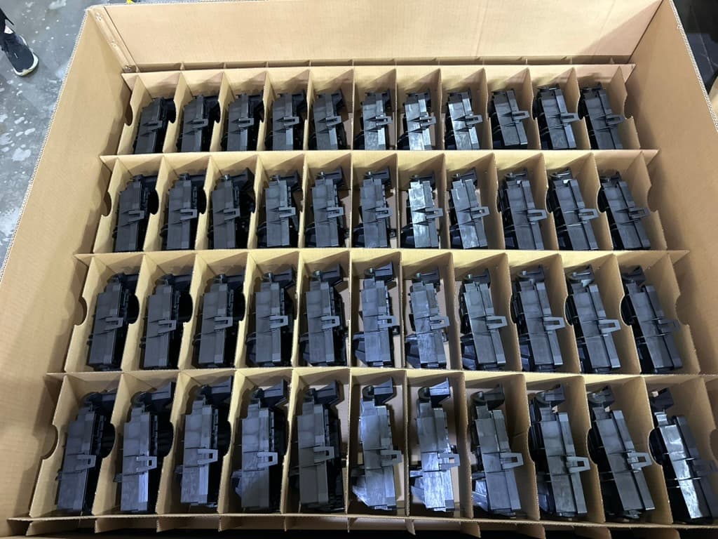 完成装箱待交付的成品零件